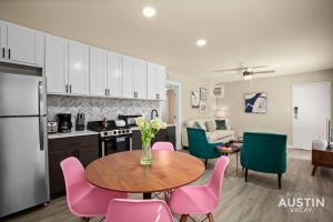 Kuchyň nebo kuchyňský kout v ubytování 7-Minute Walk to Deep Eddy Pool, Parking, and Grill + 11 fotografií