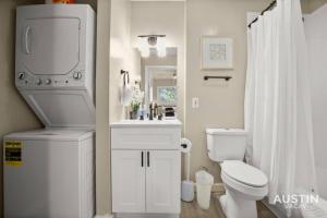 Koupelna v ubytování 7-Minute Walk to Deep Eddy Pool, Parking, and Grill