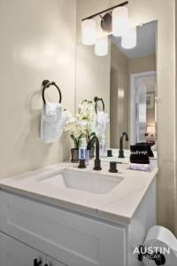 Fotografie z fotogalerie ubytování 7-Minute Walk to Deep Eddy Pool, Parking, and Grill v destinaci Austin