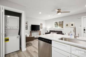 una cocina con fregadero y lavavajillas en Recently Renovated Clarksville Apt for 4 and Parking, en Austin