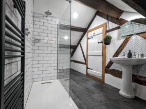 a bathroom with a sink and a shower at Holiday Home Llety Clyd by Interhome in Dinas Mawddwy