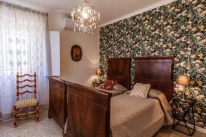 a bedroom with a bed and a floral wall at Casa in campagna la Roverella in Francavilla dʼEte