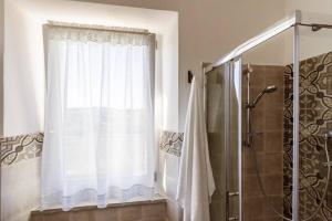a bathroom with a shower and a shower curtain at Casa in campagna la Roverella in Francavilla dʼEte