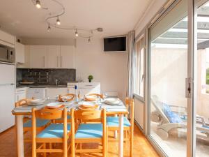 - une cuisine et une salle à manger avec une table et des chaises dans l'établissement Apartment Les Coteaux de la Nartelle-23 by Interhome, à Sainte-Maxime