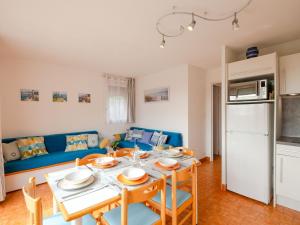 Il comprend une cuisine et un salon avec une table et des chaises. dans l'établissement Apartment Les Coteaux de la Nartelle-23 by Interhome, à Sainte-Maxime