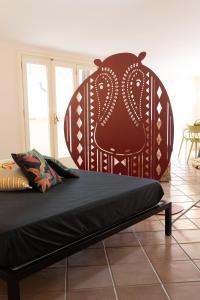 een bed met een hoofdeinde in een kamer bij San Colin casa vacanze in Conversano
