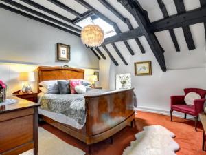 Llanfihangel-y-pennantにあるHoliday Home Dwyford by Interhomeのベッドルーム1室(ベッド1台、テーブル、椅子付)