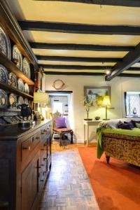 Llanfihangel-y-pennantにあるHoliday Home Dwyford by Interhomeの黒と白の天井のキッチン(テーブル付)