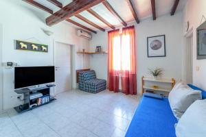 sala de estar con TV y sofá en Parma Centro Torri Huge Apartment x6 en Parma