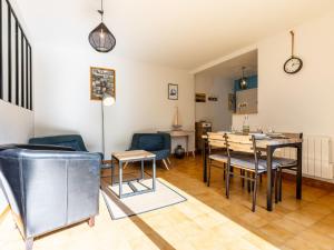 ein Wohnzimmer mit einem Esstisch und Stühlen in der Unterkunft Apartment Les Ecureuils by Interhome in La Palud