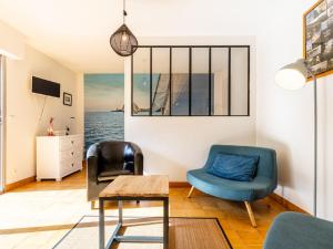 ein Wohnzimmer mit 2 Stühlen und einem Tisch in der Unterkunft Apartment Les Ecureuils by Interhome in La Palud