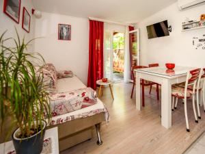 - un salon avec une table et une salle à manger dans l'établissement Holiday Home Taja by Interhome, à Split