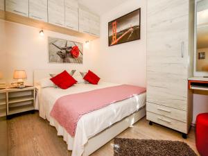 - une chambre avec un lit et des oreillers rouges dans l'établissement Holiday Home Taja by Interhome, à Split