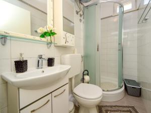 La salle de bains est pourvue de toilettes, d'un lavabo et d'une douche. dans l'établissement Holiday Home Taja by Interhome, à Split