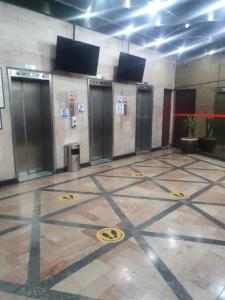a lobby with a row of elevators in a building at Departamento en Providencia cerca del Costanera Center in Santiago