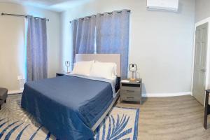 1 dormitorio con 1 cama con edredón azul en Lace Bed & Breakfast, en Georgetown