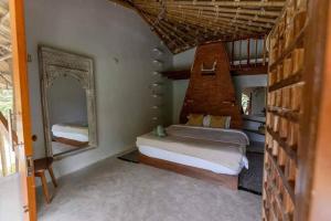 sypialnia z 2 łóżkami i lustrem w obiekcie ALOE Ecological Boutique Villa 3 w mieście Ao Nam Mao