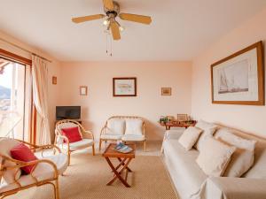 sala de estar con sofá, sillas y ventilador de techo en Apartment Les Pins Dorés-1 by Interhome, en Sainte-Maxime