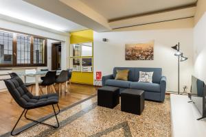 un soggiorno con divano e tavolo di Casa Ambrosini Apartments by Wonderful Italy a Bologna