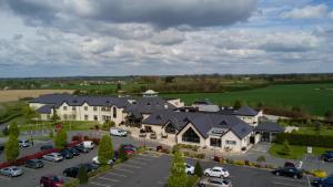 una vista aérea de un complejo con coches aparcados en un aparcamiento en Clanard Court Hotel, en Athy