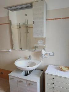 uma casa de banho com um lavatório e um espelho em B&B Villa Hope em Malnate