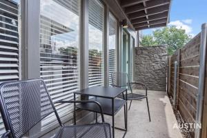 um pátio com 2 cadeiras e uma mesa na varanda em Explore Austin Life Studio Near Guadalupe St em Austin