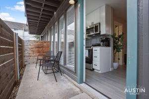 uma varanda com mesa e cadeiras e uma cozinha em Explore Austin Life Studio Near Guadalupe St em Austin