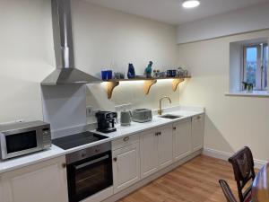 Η κουζίνα ή μικρή κουζίνα στο Riverfront Apartments at The Blue Goat Ramelton