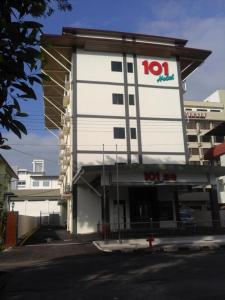 a building with a hor sign on the side of it at 101 Hotel in Miri