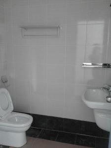 ein Bad mit einem WC und einem Waschbecken in der Unterkunft 101 Hotel in Miri
