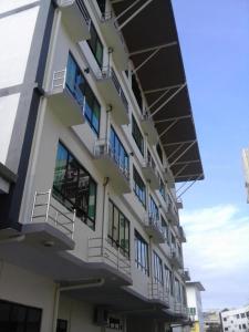 - un bâtiment avec des balcons sur le côté dans l'établissement 101 Hotel, à Miri