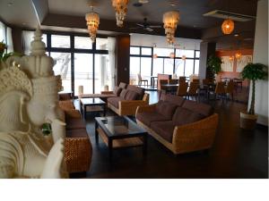 ein Wohnzimmer mit Sofas, Sesseln und einem Tisch in der Unterkunft Hotel Bokaiso in Takamatsu