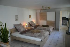 uma sala de estar com duas camas e um sofá em Atrium em Bochum