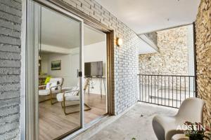 TV a/nebo společenská místnost v ubytování Walk to the Golf Course 2BD Apt, Pool, and Parking