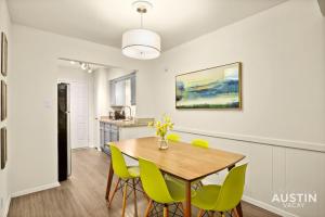 Kuchyň nebo kuchyňský kout v ubytování Walk to the Golf Course 2BD Apt, Pool, and Parking