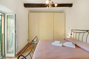 ein Schlafzimmer mit einem Bett mit weißen Handtüchern darauf in der Unterkunft La Melanina in Recco