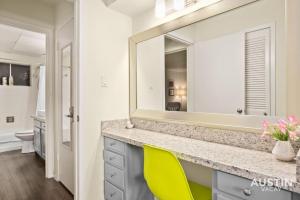 Koupelna v ubytování Walk to the Golf Course 2BD Apt, Pool, and Parking + 14 fotografií