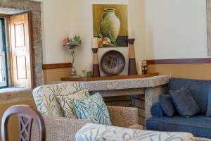 - un salon avec un canapé et une cheminée dans l'établissement Quinta Sta Luzia Carrascal, à Vila Flor