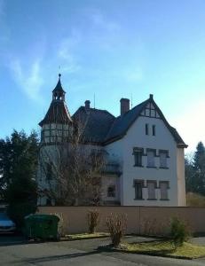 een groot wit huis met een toren erop bij La Tour du Bois fleuri in Colmar