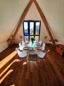 een kamer met een tafel en stoelen op een zolder bij La Tour du Bois fleuri in Colmar