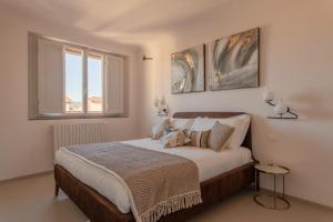 una camera con un letto con due immagini sul muro di Florence Sunset a Firenze