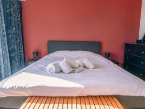 una camera con un letto bianco e pareti rosse di Apartment Rooftop Breeze by Interhome a Ostenda
