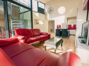 un soggiorno con divani rossi e tavolo di Apartment Rooftop Breeze by Interhome a Ostenda