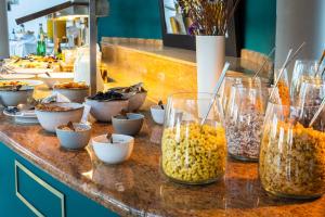 een buffet met glazen eten op tafel bij Vale d'Oliveiras Quinta Resort & Spa in Carvoeiro