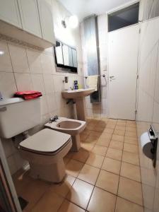 ゴドイ・クルスにあるLA CASA DE LA PARRAのバスルーム(トイレ、洗面台付)
