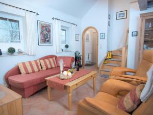 ein Wohnzimmer mit einem Sofa und einem Tisch in der Unterkunft Holiday Home Bärbel by Interhome in Norden