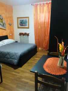 Sala de estar con cama y mesa con sidra de mesa en Affittacamere Selene, en San Remo