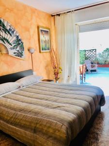 1 dormitorio con 1 cama grande y piscina en Affittacamere Selene, en San Remo
