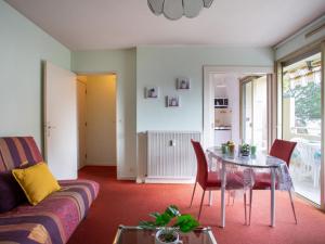 - un salon avec une table et un canapé dans l'établissement Apartment Le Vega by Interhome, à Cagnes-sur-Mer