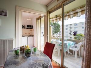 une salle à manger avec une table et un balcon dans l'établissement Apartment Le Vega by Interhome, à Cagnes-sur-Mer